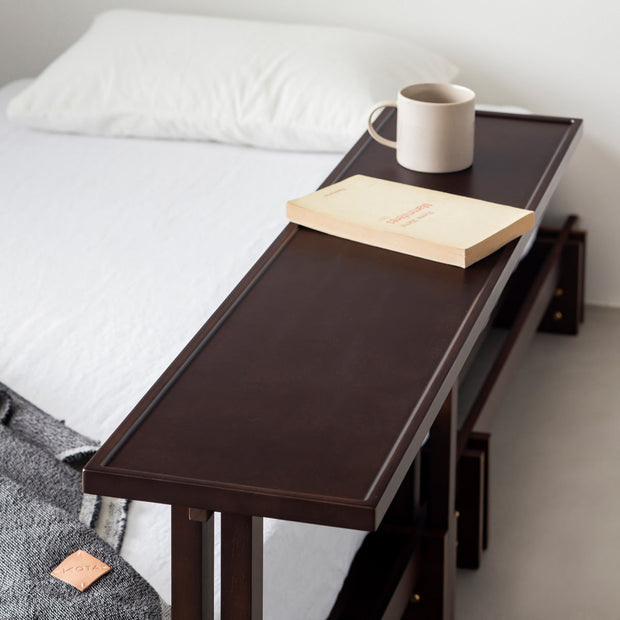 KOTAのSUNOKO BEDをカスタマイズするAdd-onシリーズのブラックブラウンカラーの木製ロングテーブル（使用例２）