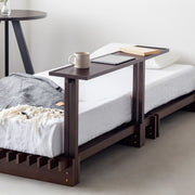KOTAのSUNOKO BEDをカスタマイズするAdd-onシリーズのブラックブラウンカラーの木製ロングテーブル（使用例）