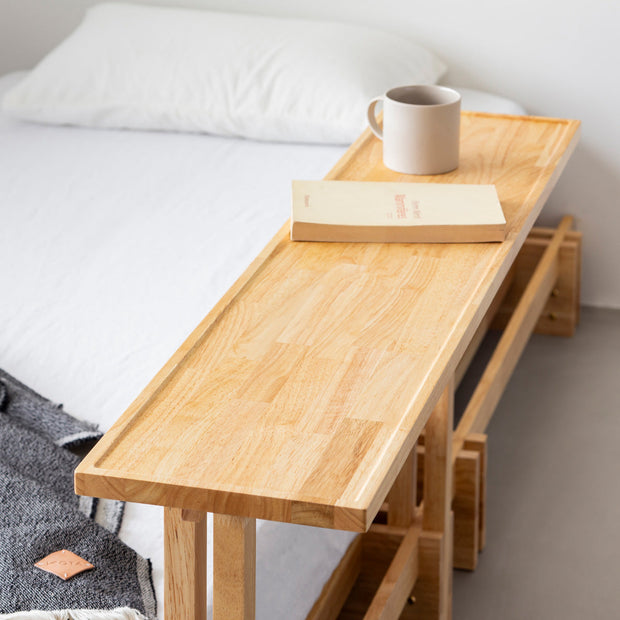 KOTAのSUNOKO BEDをカスタマイズするAdd-onシリーズのナチュラルカラーの木製ロングテーブル（使用例２）