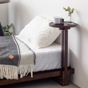 KOTAのSUNOKO BEDをカスタマイズするAdd-onシリーズのブラックブラウンカラーの木製サークルテーブル（使用例）