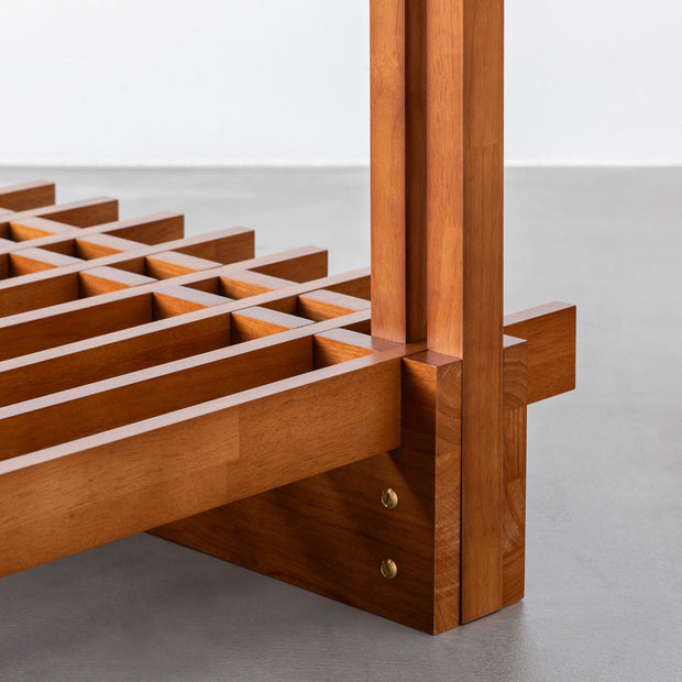 OTAのSUNOKO BEDをカスタマイズするAdd-onシリーズのブラウンカラーの木製サークルテーブル（ベッド組み付け部分）