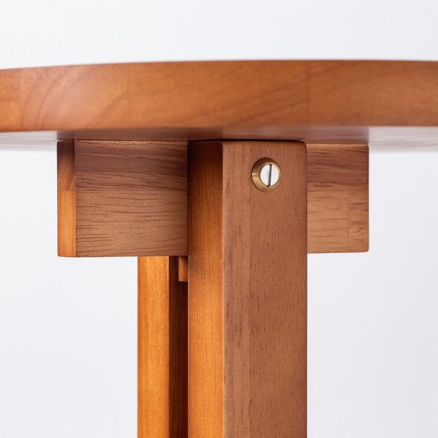OTAのSUNOKO BEDをカスタマイズするAdd-onシリーズのブラウンカラーの木製サークルテーブル（天板組付け部分）