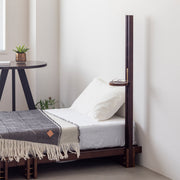 KOTAのSUNOKO BEDをカスタマイズするAdd-onシリーズのブラックブラウンカラーの木製ポール＋ミニ天板（使用例）
