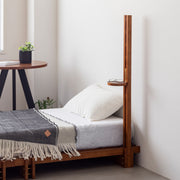 KOTAのSUNOKO BEDをカスタマイズするAdd-onシリーズのブラウンカラーの木製ポール＋ミニ天板（使用例）