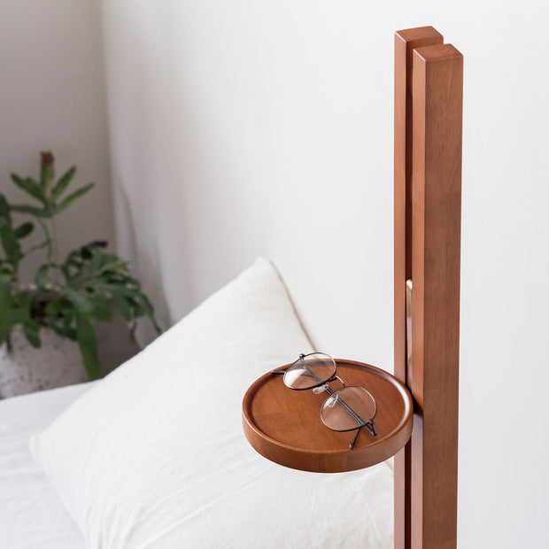 KOTAのSUNOKO BEDをカスタマイズするAdd-onシリーズのブラウンカラーの木製ポール＋ミニ天板（使用例２）