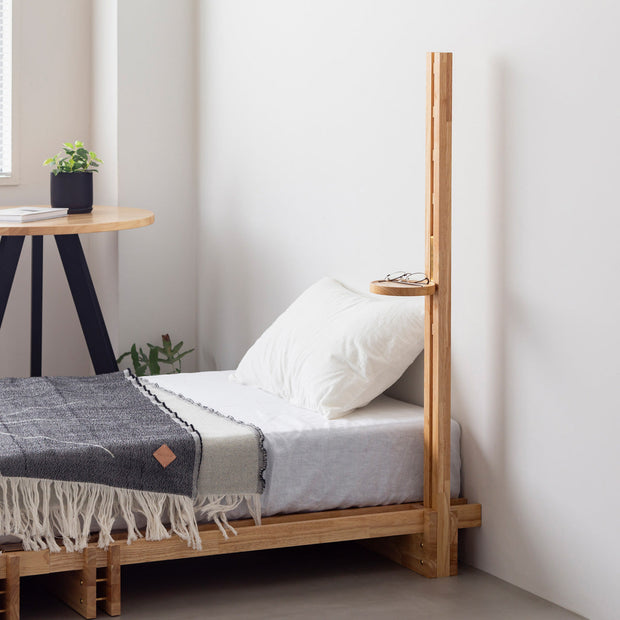 KOTAのSUNOKO BEDをカスタマイズするAdd-onシリーズのナチュラルカラーの木製ポール＋ミニ天板（使用例）