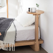 KOTAのSUNOKO BEDをカスタマイズするAdd-onシリーズのアッシュグレーカラーの木製サークルテーブル（使用例）