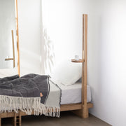 KOTAのSUNOKO BEDをカスタマイズするAdd-onシリーズのアッシュグレーカラーの木製ポール＋ミニ天板（使用例）