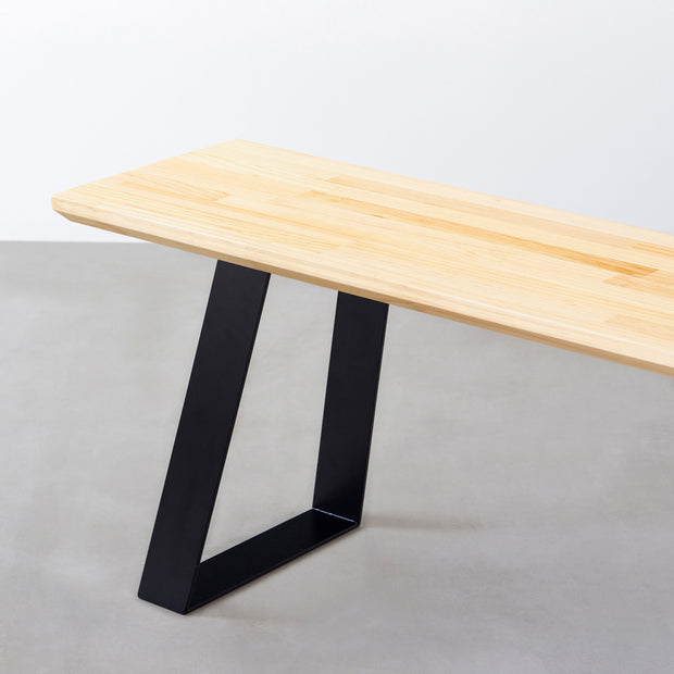 KANADEMONOのパイン天板とブラックのスラッシュ鉄脚を合わせたシンプルモダンなベンチ（天板と脚）