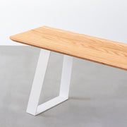 KANADEMONOのレッドオーク天板とホワイトのスラッシュ脚を合わせたシンプルモダンなベンチ（天板と脚）