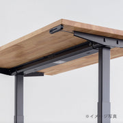 突板ウォルナット天板と、ブラックの電動昇降脚を組み合わせた、デザイン性も機能性もスマートなテーブル（天板裏）