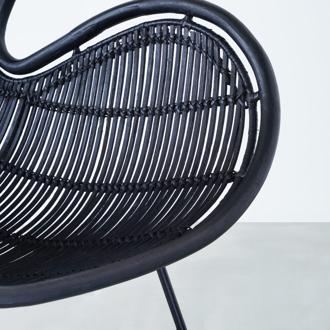Rattan - Curve 包み込まれる ラタン素材のラウンジチェア – KANADEMONO
