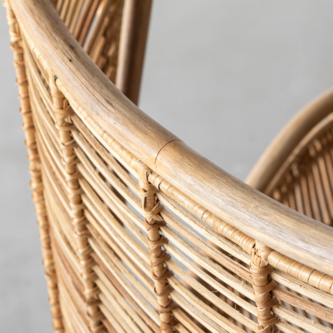 Rattan - Curve 包み込まれる ラタン素材のラウンジチェア – KANADEMONO