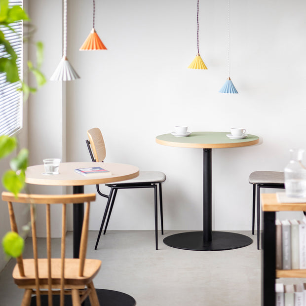 THE CAFE TABLE / リノリウム 全24色　Black Steel 1本脚 × ラウンド φ61 - 70