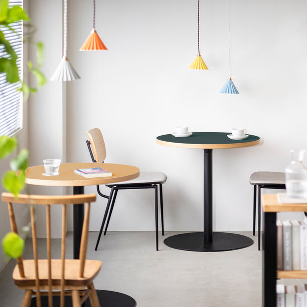 THE CAFE TABLE / リノリウム 全24色　Black Steel 1本脚 × ラウンド φ61 - 70