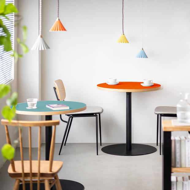 THE CAFE TABLE / リノリウム 全24色　Black Steel 1本脚 × ラウンド φ61 - 70
