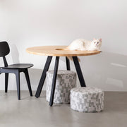 Kanademonoのラバーウッド材Naturalラウンド天板とブラックの4pinアイアン脚を組み合わせた、猫穴付きのカフェテーブル（猫使用時）