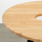 Kanademonoのラバーウッド材Naturalラウンド天板とブラックの4pinアイアン脚を組み合わせた、猫穴付きのカフェテーブル（天板）