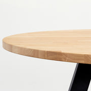 Kanademonoのラバーウッド材Naturalラウンド天板とブラックの4pinアイアン脚を組み合わせた、猫穴付きのカフェテーブル（天板厚み）