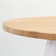 Kanademonoのラバーウッド材Naturalラウンド天板とホワイトの4pinアイアン脚を組み合わせた、直径81-100cmの猫穴付きカフェテーブル（天板厚み）