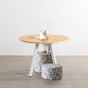 Kanademonoのラバーウッド材Naturalラウンド天板とホワイトの4pinアイアン脚を組み合わせた、直径81-100cmの猫穴付きカフェテーブル（ネコ入り）