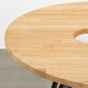 Kanademonoのラバーウッド材Naturalラウンド天板とブラックのトライアングル4pinアイアン脚を組み合わせた、猫穴付き直径100cmのカフェテーブル（天板）