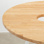 Kanademonoのラバーウッド材Naturalラウンド天板とホワイトのトライアングル4pinアイアン脚を組み合わせた、直径91-100cmの猫穴付きカフェテーブル（天板）