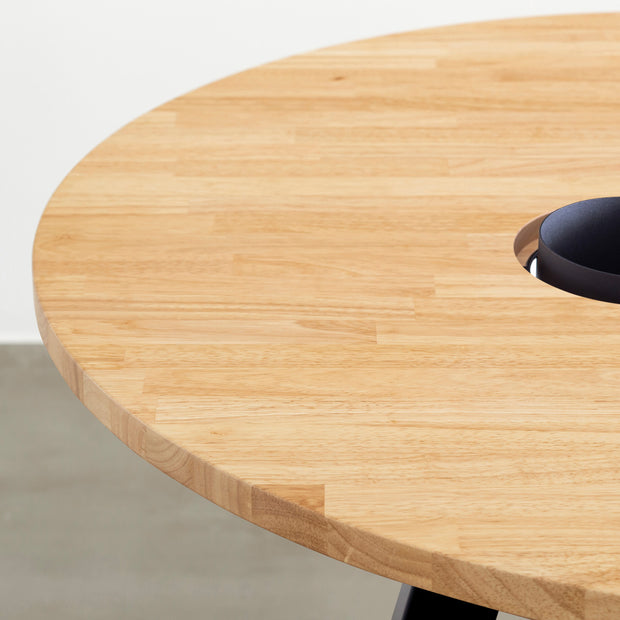 KANADEMONOのワイヤーバスケット付きのラバーウッド材ナチュラルのラウンド天板にマットブラックの4pinアイアン脚を組み合わせたカフェテーブル（天板）