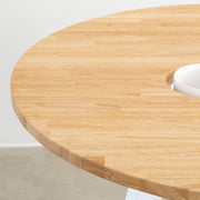 KANADEMONOのワイヤーバスケット付きのラバーウッド材ナチュラルのラウンド天板にマットホワイトの4pinアイアン脚を組み合わせたカフェテーブル（天板）
