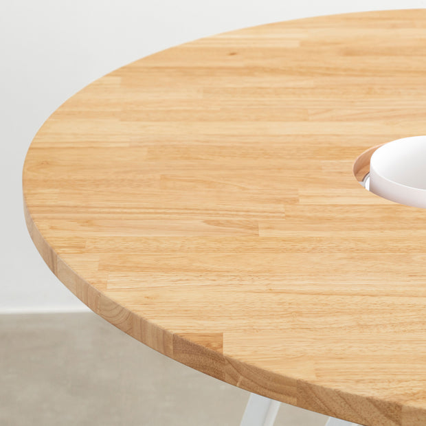 KANADEMONOのワイヤーバスケット付きのラバーウッド材ナチュラルのラウンド天板にマットホワイトのトライアングル鉄脚を組み合わせたカフェテーブル（天板）