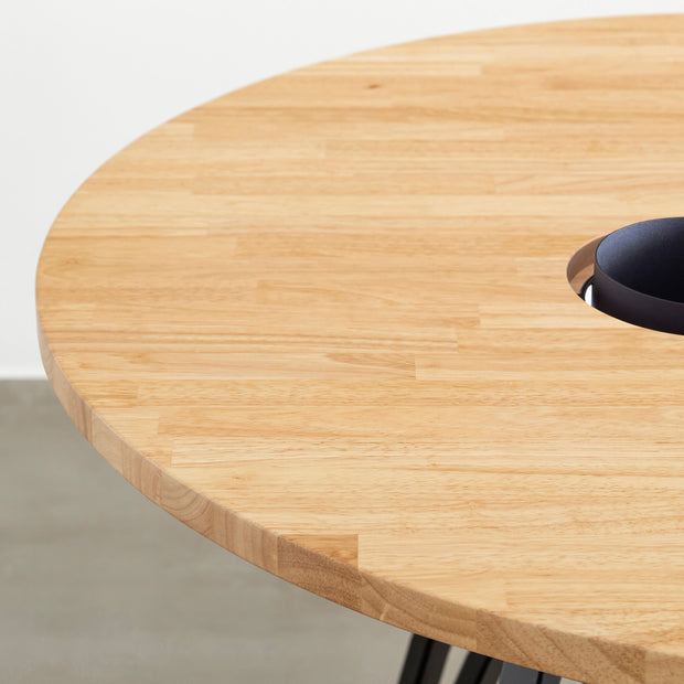 KANADEMONOのワイヤーバスケット付きのラバーウッド材ナチュラルのラウンド天板にマットブラックのトライアングル鉄脚を組み合わせたカフェテーブル（天板）