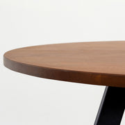 Kanademonoのラバーウッド材Brownラウンド天板とブラックの4pinアイアン脚を組み合わせた、猫穴付きのカフェテーブル（天板厚み）