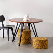 Kanademonoのラバーウッド材Brownラウンド天板とブラックのトライアングル4pinアイアン脚を組み合わせた、猫穴付き直径100cmのカフェテーブル（猫使用時）