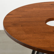Kanademonoのラバーウッド材Brownラウンド天板とブラックのトライアングル4pinアイアン脚を組み合わせた、猫穴付き直径100cmのカフェテーブル（天板）