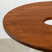 Kanademonoのラバーウッド材Brownラウンド天板とホワイトのトライアングル4pinアイアン脚を組み合わせた、直径91-100cmの猫穴付きカフェテーブル（天板）