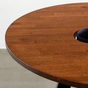 KANADEMONOのワイヤーバスケット付きのラバーウッド材ブラウンのラウンド天板にマットブラックの4pinアイアン脚を組み合わせたカフェテーブル（天板）