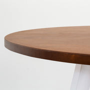 KANADEMONOのワイヤーバスケット付きのラバーウッド材ブラウンのラウンド天板にマットホワイトの4pinアイアン脚を組み合わせたカフェテーブル（天板と脚）