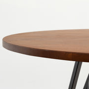 KANADEMONOのワイヤーバスケット付きのラバーウッド材ブラウンのラウンド天板にマットブラックのトライアングル鉄脚を組み合わせたカフェテーブル（天板と脚）