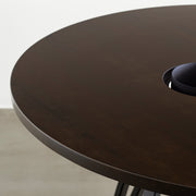 KANADEMONOのワイヤーバスケット付きのラバーウッド材ブラックブラウンのラウンド天板にマットブラックのトライアングル鉄脚を組み合わせたカフェテーブル（天板）