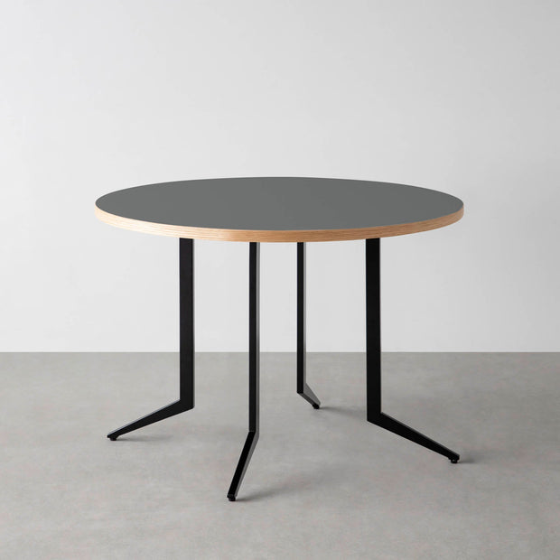 THE CAFE TABLE / リノリウム 全24色　Black Steel 4本脚 × ラウンド φ81 - 100