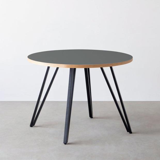 THE CAFE TABLE / リノリウム 全24色　Black Steel 4本脚 × ラウンド φ81 - 100