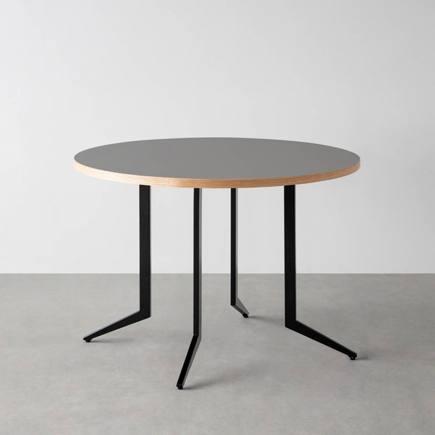 THE CAFE TABLE / リノリウム 全24色　Black Steel 4本脚 × ラウンド φ81 - 100