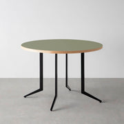 THE CAFE TABLE / リノリウム 全24色　Black Steel 4本脚 × ラウンド φ81 - 100