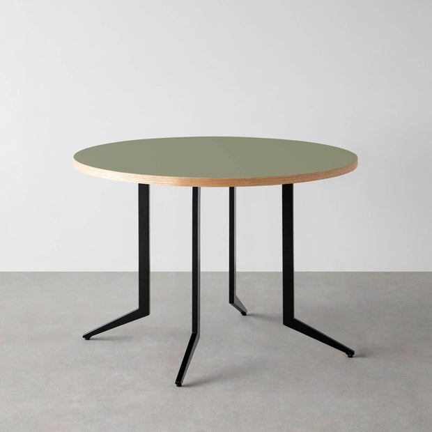 THE CAFE TABLE / リノリウム 全24色　Black Steel 4本脚 × ラウンド φ81 - 100