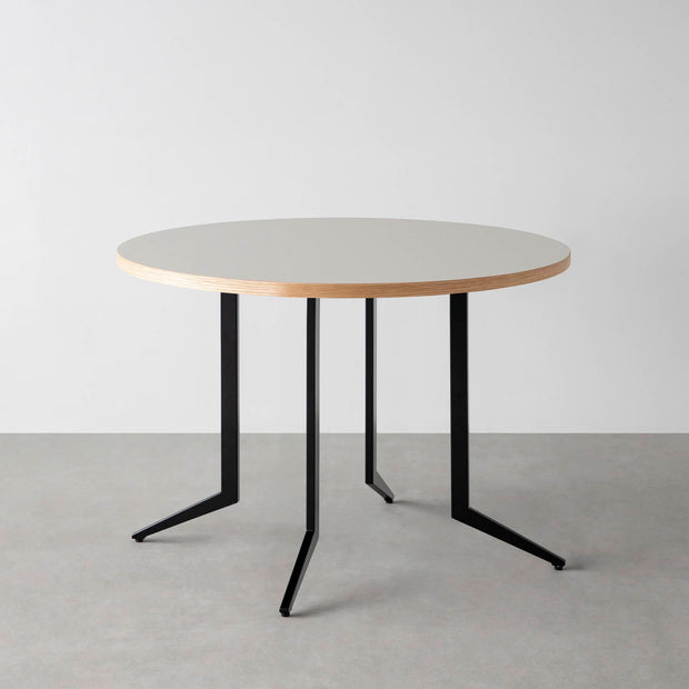 THE CAFE TABLE / リノリウム 全24色　Black Steel 4本脚 × ラウンド φ81 - 100