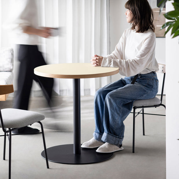 THE CAFE TABLE / リノリウム 全24色　Black Steel 1本脚 × ラウンド φ61 - 70