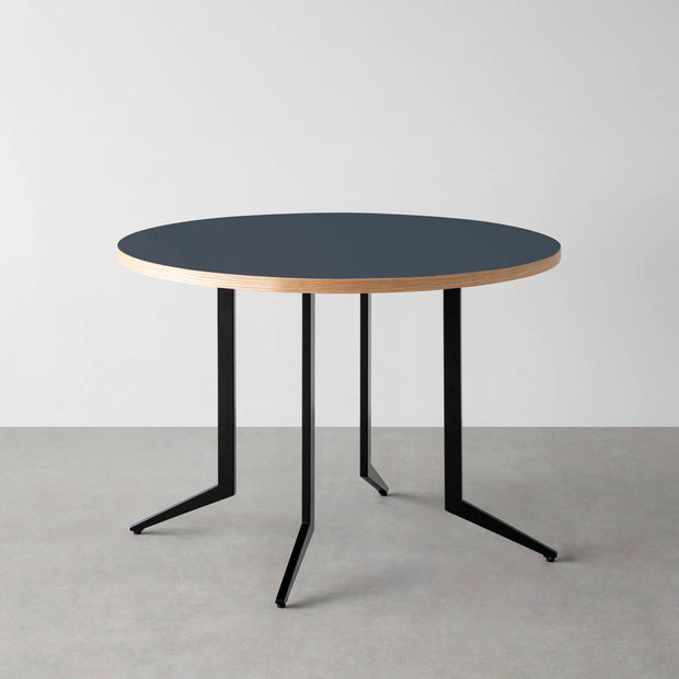 THE CAFE TABLE / リノリウム 全24色　Black Steel 4本脚 × ラウンド φ81 - 100