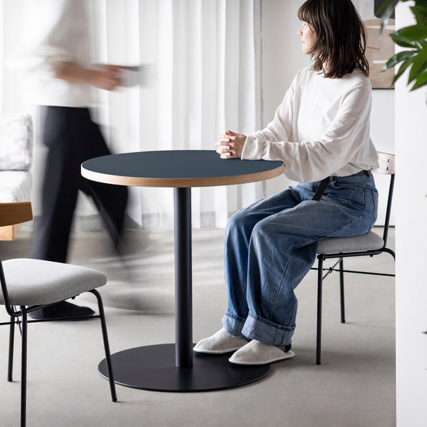 THE CAFE TABLE / リノリウム 全24色　Black Steel 1本脚 × ラウンド φ61 - 70