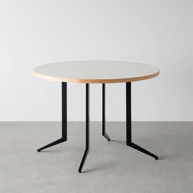 THE CAFE TABLE / リノリウム 全24色　Black Steel 4本脚 × ラウンド φ81 - 100
