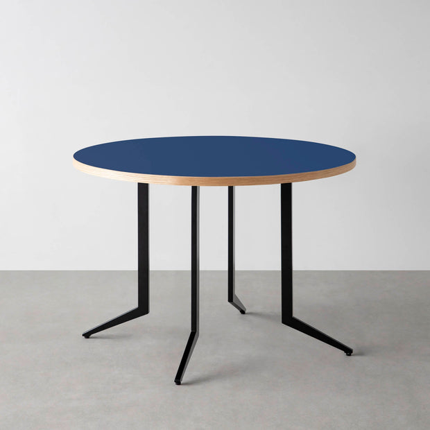 THE CAFE TABLE / リノリウム 全24色　Black Steel 4本脚 × ラウンド φ81 - 100